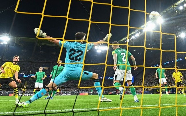 Ainda no primeiro tempo, Füllkrug abriu o placar para o Borussia Dortmund no Signal Iduna Park Ainda no primeiro tempo, Füllkrug abriu o placar para o Borussia Dortmund no Signal Iduna Park