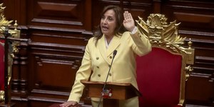 Congresso do Peru destitui presidente em meio à onda de violência