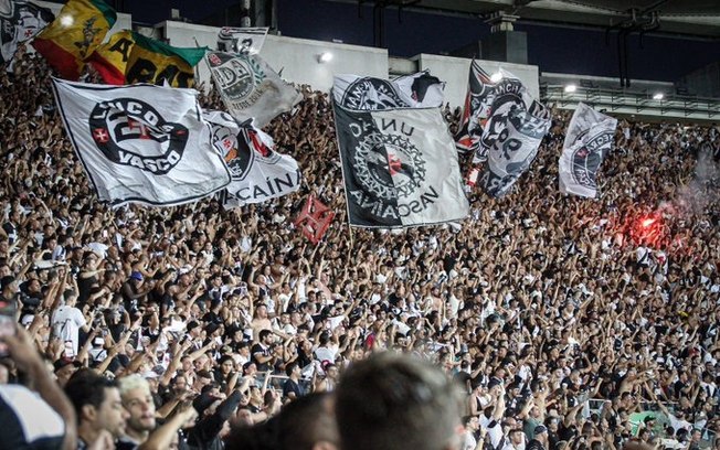 Torcida vascaína esgota ingressos para estreia do Vasco contra o Grêmio no Brasileirão