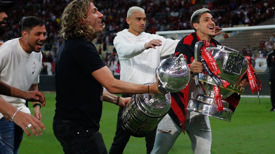 Filipe Luís e Pedro com taças da Libertadores e Copa do Brasil em 2022