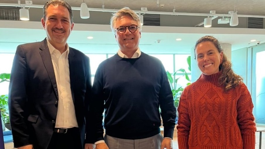 Tony Goldner, CEO do TNFD; Pedro Sutter, VP de Sustentabilidade, Riscos e Compliance da Motiva e Juliana Silva, diretora de Sustentabilidade da empresa Tony Goldner, CEO do TNFD; Pedro Sutter, VP de Sustentabilidade, Riscos e Compliance da Motiva e Juliana Silva, diretora de Sustentabilidade da empresa