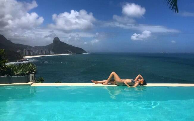 Juliana Paiva, no ar em 'O Tempo Não Para', aproveitou o tempo livre para curtir piscina em cenário paradisíaco 