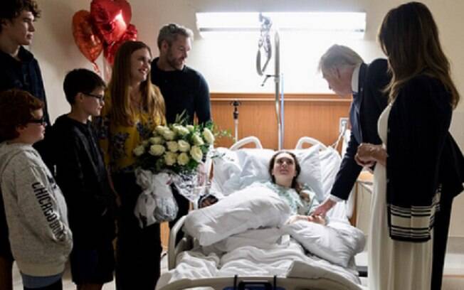 Donald Trump e a primeira-dama, Melania, estiveram na noite desta sexta-feira em um hospital na Flórida