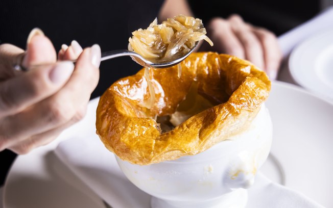 Receita de sopa de cebola com massa folhada para o frio