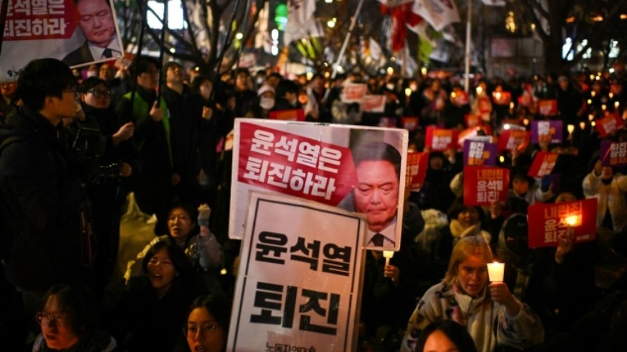 Manifestantes pedem renúncia do presidente da Coreia do Sul, Yoon Suk Yeol, 4 de dezembro de 2024 em Seul