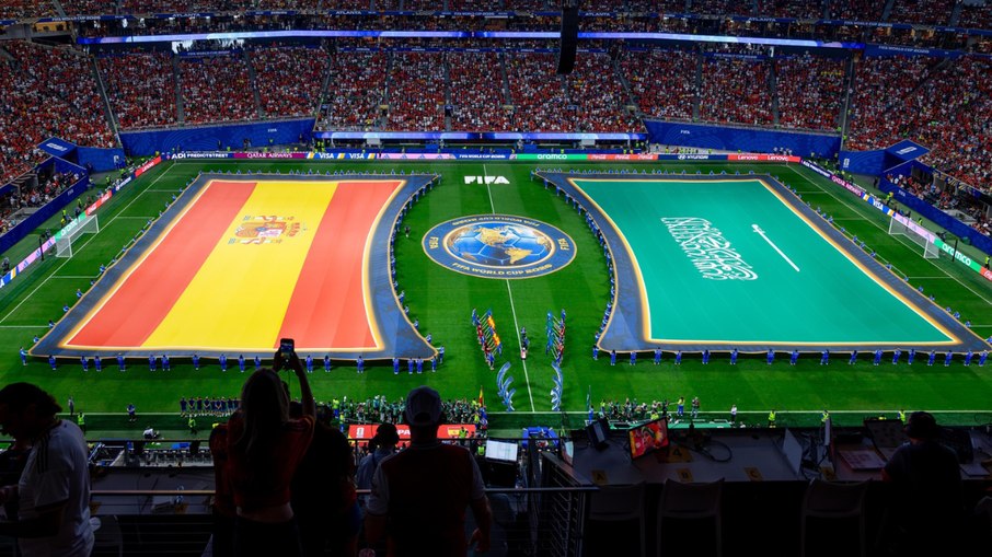 Bandeirões de Espanha e Arábia Saudita antes da partida na Copa do Mundo
