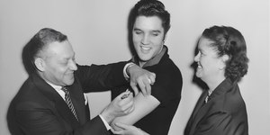 O dia em que Elvis Presley se vacinou para incentivar fãs antivax
