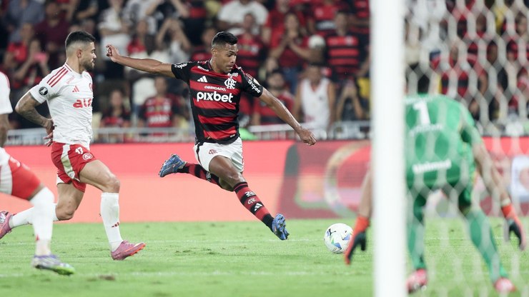 Flamengo finaliza muito, mas garante placar mínimo contra o Inter