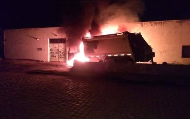 Criminosos incendiaram ônibus e caminhão de lixo no Ceará