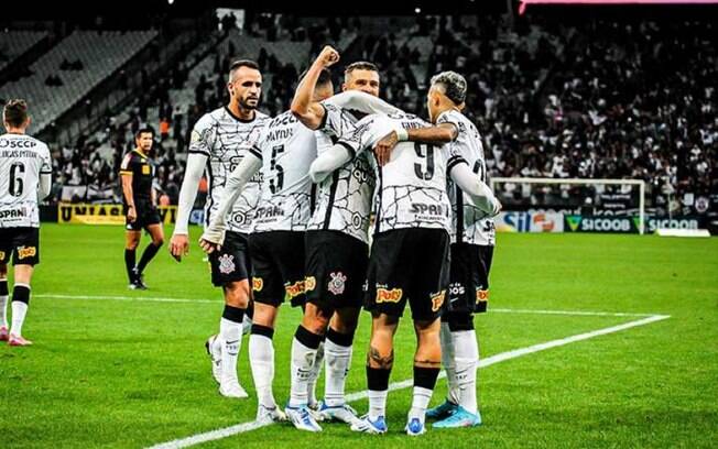 Dia de Róger GOLdes! Com três gols do atacante, Corinthians vence o Avaí pelo Brasileirão