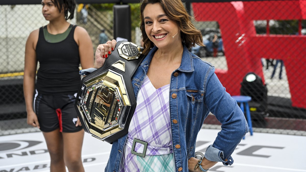 Cátia Fonseca posa com o cinturão do UFC em evento promovido pela Band