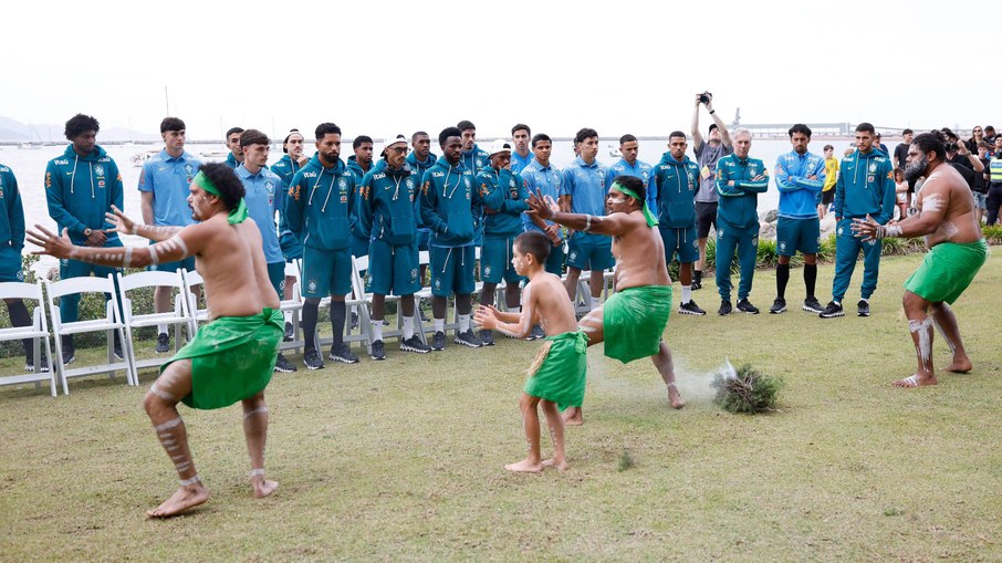 Reação dos jogadores durante um cerimônia do grupo Wulgurukaba Walkabouts repercutiu negativamente nas redes sociais Reação dos jogadores durante um cerimônia do grupo Wulgurukaba Walkabouts repercutiu negativamente nas redes sociais