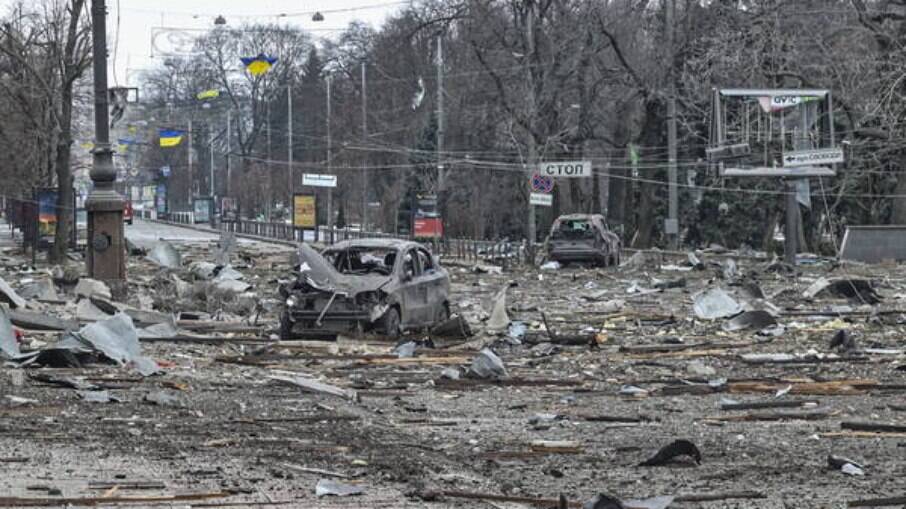 Praça central de Kharkiv destruída após um ataque de Míssil russo 