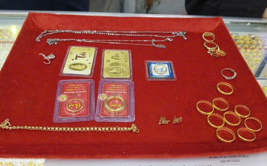 Catadora de lixo devolve joias de ouro e recebe R$ 1.960 e arroz