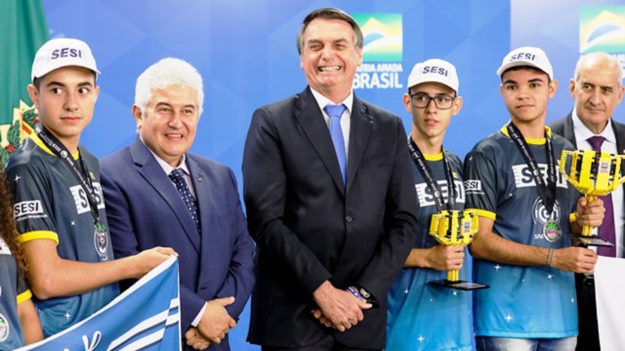 Em 2019, como Ministro da Ciência, Tecnologia e Inovação, o Astronauta Marcos Pontes e o Presidente Jair Bolsonaro recebem, no Palácio do Planalto, os estudantes do SESI de Goiânia, ganhadores do Champion 's Award do Torneio de Robótica realizado na Universidade da NASA, em West Virginia, com a invenção do chiclete com pimenta.Também conquistaram o segundo lugar com a construção de um robô de cinco garras.