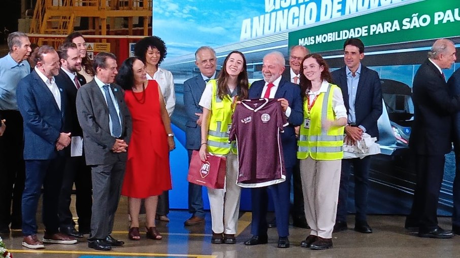 ganhou camisa da Ferroviária, time de futebol de Araraquara, de funcionárias da CRRC