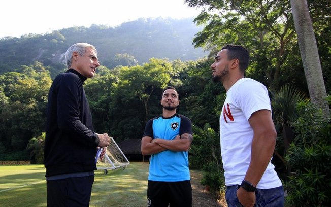 Irmão gêmeo de Rafael, Fábio, do Nantes, visita treino do Botafogo, e torcida brinca nas redes sociais