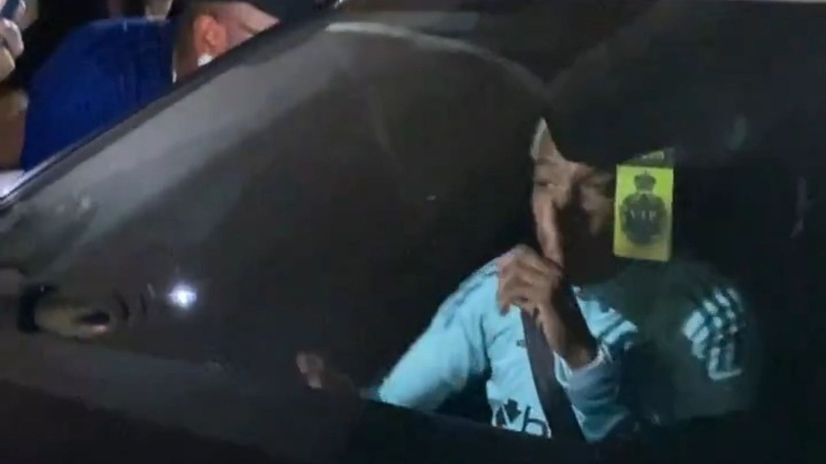 Matheus Pereira, meia do Cruzeiro, pede silêncio para que o filho não acorde