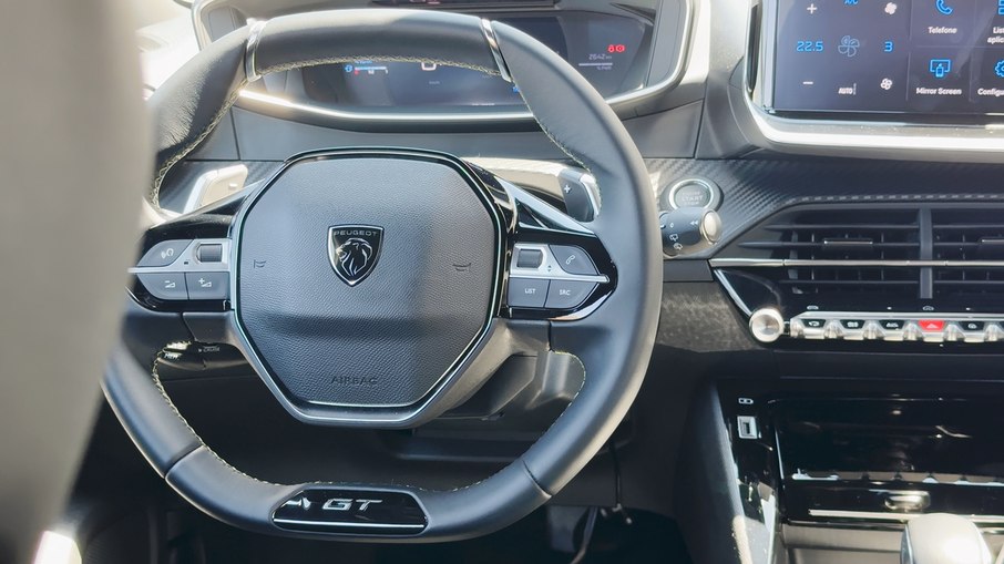 Volante compacto reforça a proposta esportiva e a ergonomia do i-Cockpit da Peugeot.
