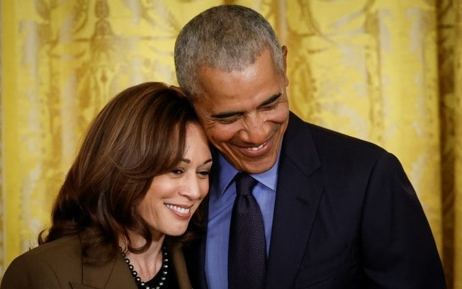 O ex-presidente dos EUA, Barack Obama, abraça a vice-presidente Kamala Harris durante uma cerimônia na Casa Branca, em Washington, em 5 de abril de 2022