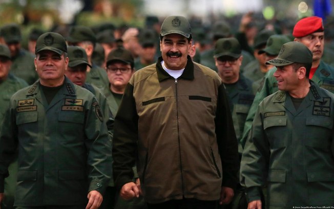 Maduro ao lado de militares venezuelanos em maio de 2019