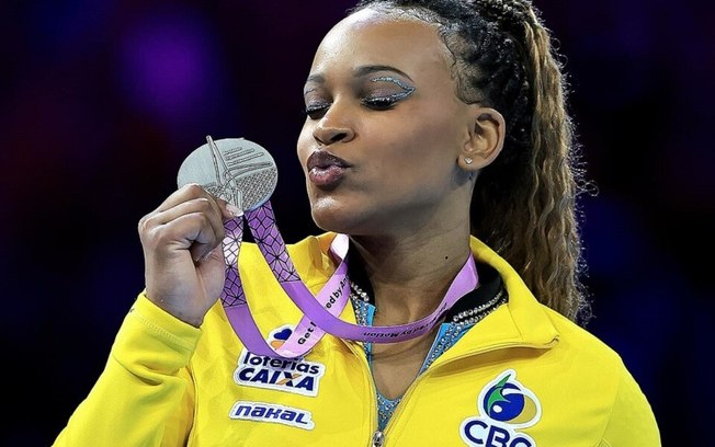 Rebeca Andrade conquista prata em disputa acirrada com Simone Biles