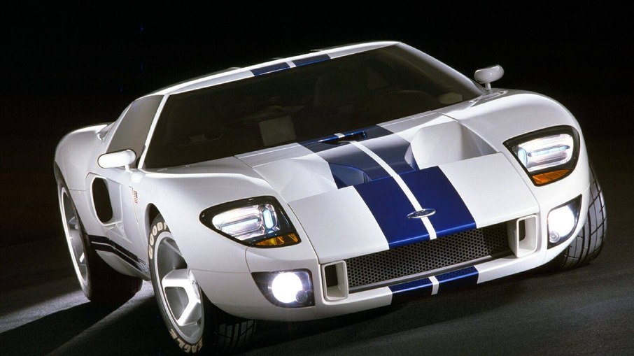 A cor branca com listras azuis é lembrada até hoje nos modelos mais novos do GT40