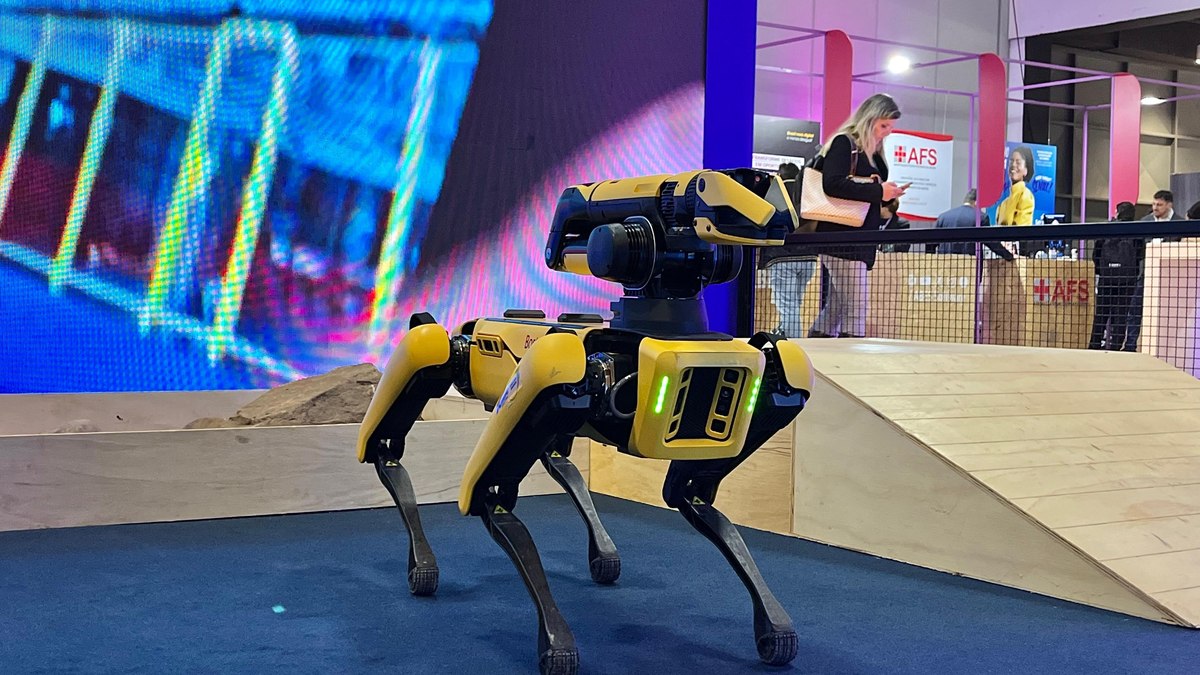 Um cão-robô de quatro pernas articuladas com inteligência artificial Um cão-robô de quatro pernas articuladas com inteligência artificial