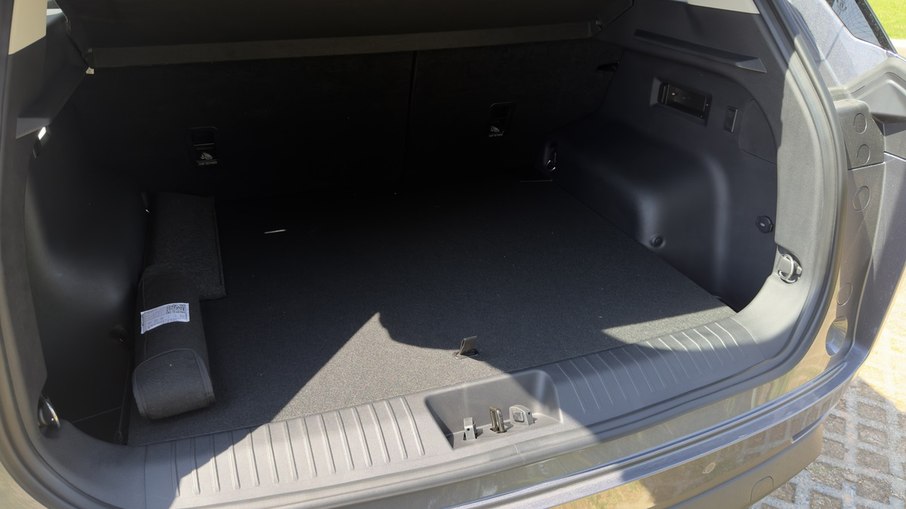Porta-malas comporta 410 litros, ampliados para 1.214 litros com o banco traseiro rebatido.