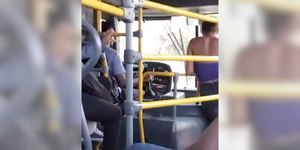 Motorista de ônibus é flagrado usando celular ao volante; vídeo