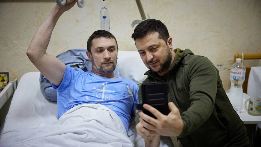 Presidente da Ucrânia visita soldados feridos em hospital de Kiev