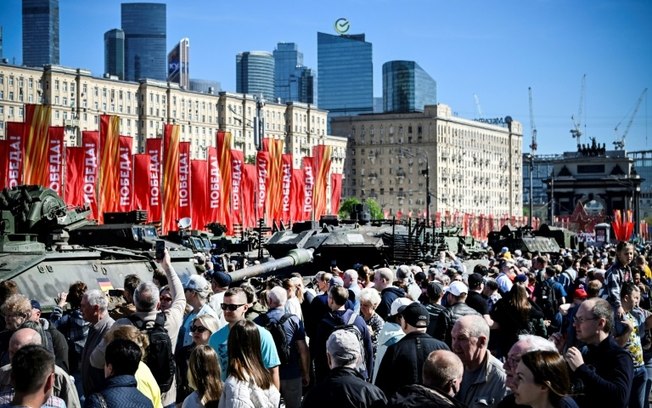 Visitantes observam equipamento militar capturado pelas forças russas na Ucrânia, exibido no complexo de monumentos da Segunda Guerra Mundial na Colina Poklonnya, a oeste de Moscou, em 1º de maio de 2024
