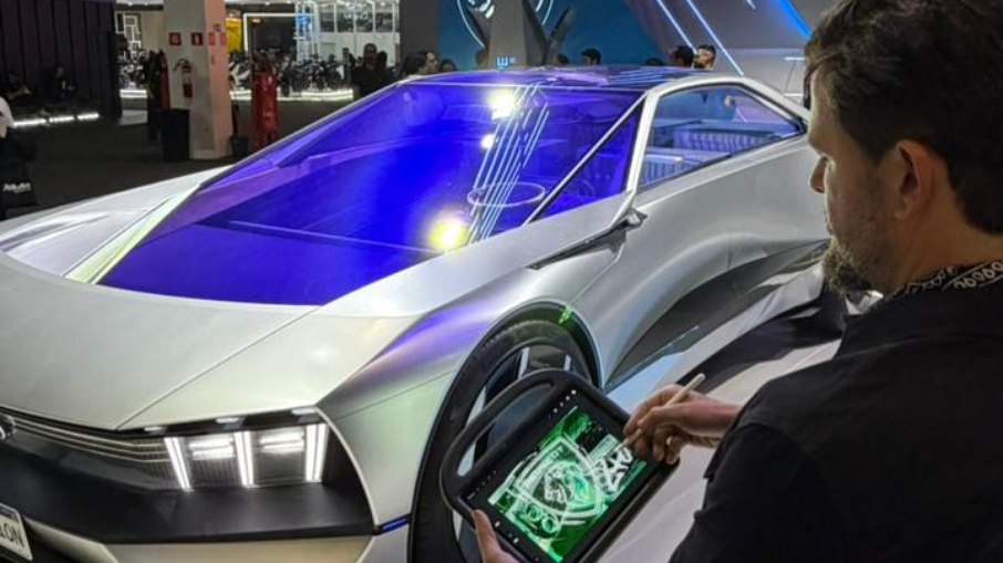 Artista desenha carros da Peugeot durante Salão do Automóvel de São Paulo
