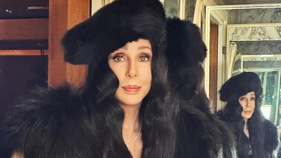 Cher comenta motivo pelo qual prefere namorar homens mais novos: 'Os da minha idade estão mortos'
