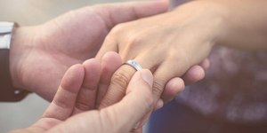 Pé quebrado, falta de luz, aliança perdida: como superar imprevisto em casamento