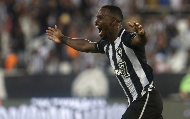 Kayque agradece apoio da torcida e marca primeiro gol pelo profissional do Botafogo: 'Dedico a esse grupo'