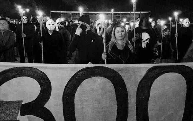 Grupo, que contava com a presença da ativista Sara Winter, usava máscaras e carregava tochas