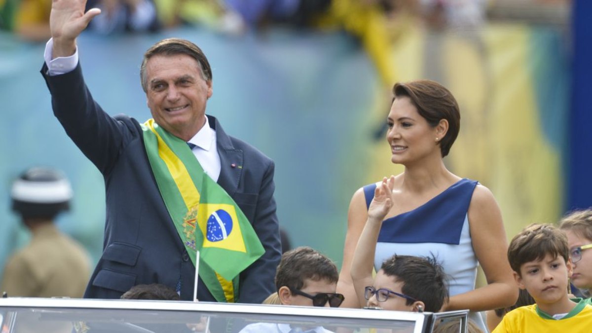 Filha de Jair Bolsonaro voa na cabine do avião A319 presidencial; assunto  polemiza