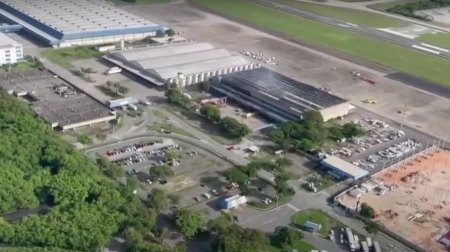 Incêndio atingiu galpão no Aeroporto do Galeão, no Rio de Janeiro, nessa quarta-feira (18)
