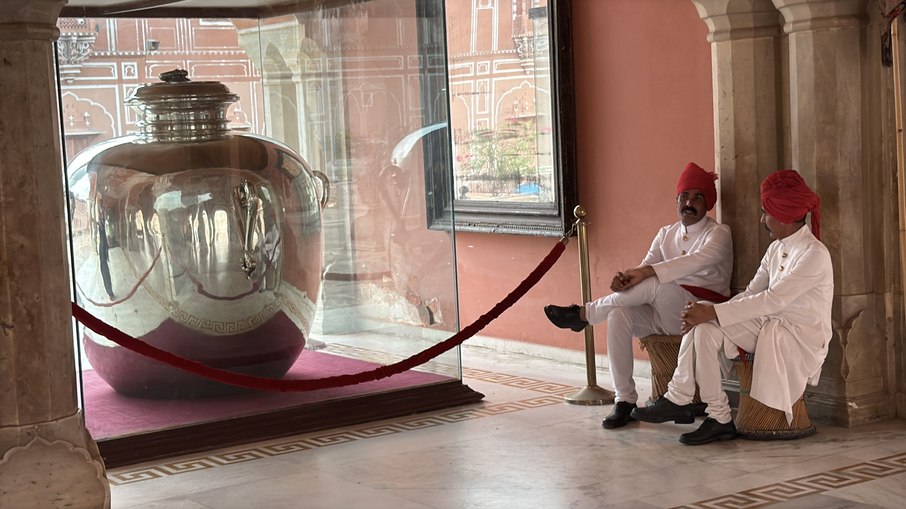 Enorme pote de prata é observado pelos guardas no Palácio da Cidade em Jaipur Enorme pote de prata é observado pelos guardas no Palácio da Cidade em Jaipur
