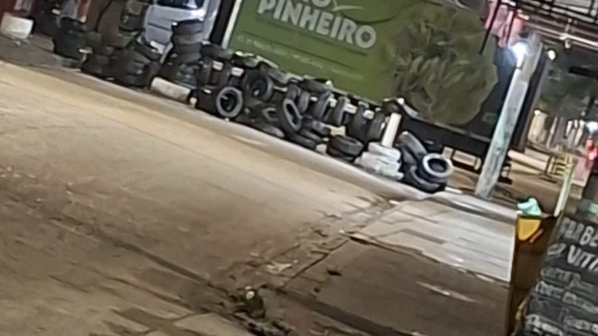 Caminhão usado como barricada Caminhão usado como barricada