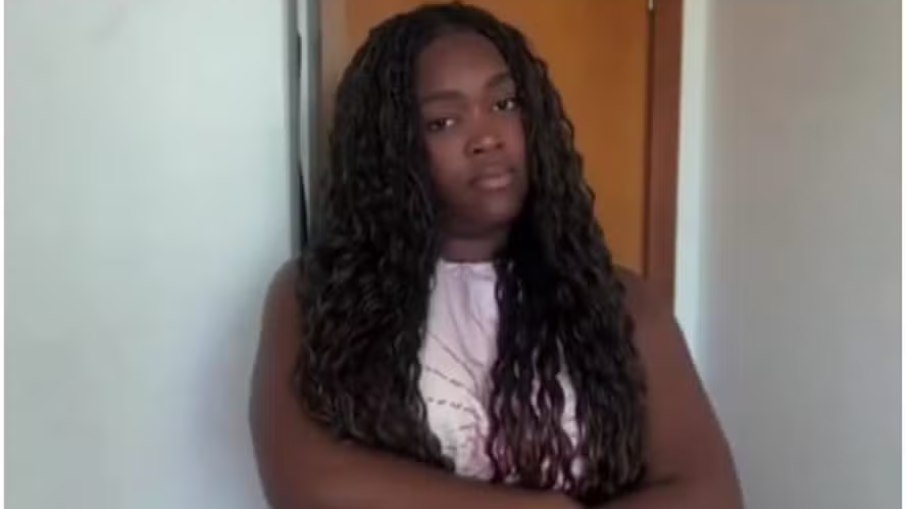 Ex-BBB Raquele reage a ataques por vender doces