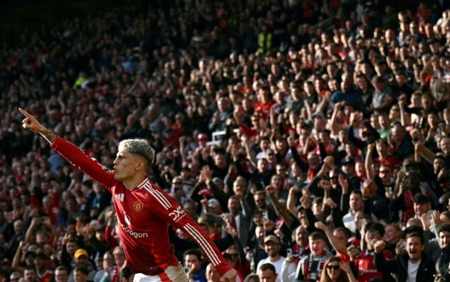 O jogador argentino do Manchester United, Alejandro Garnacho, comemora seu gol na vitória sobre o Brentford, no dia 19 de outubro, em Old Trafford.