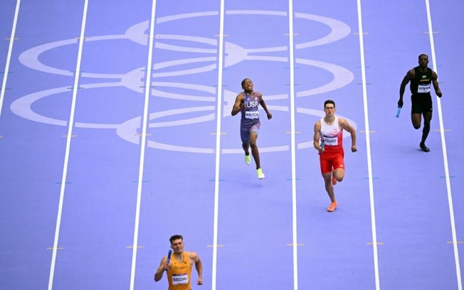 Quincy Alexander Wilson (2º à esquerda) durante a primeira série do revezamento 4x400m nos Jogos Olímpicos Paris