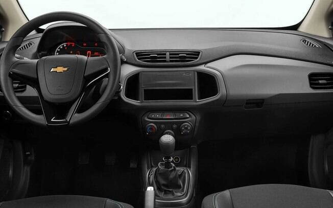 O interior do Chevrolet Joy Plus é simples, mas ainda conta com dois tons de plástico e acabamento brilhante no volante