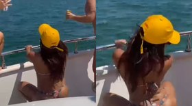 De biquíni, Anitta dança funk em passeio de barco com amigos
