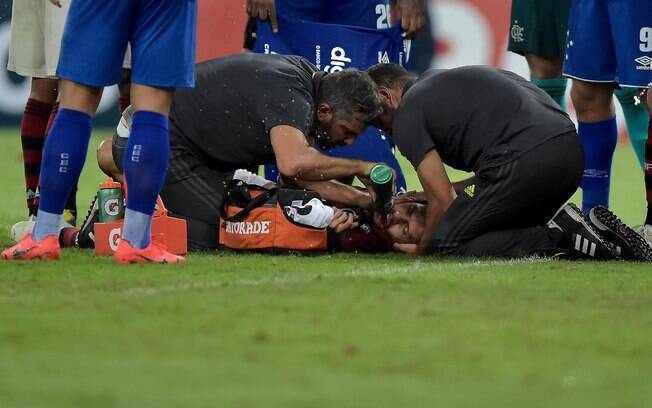 Rodrigo Caio ficou desacordado por alguns instantes no gramado do Maracanã