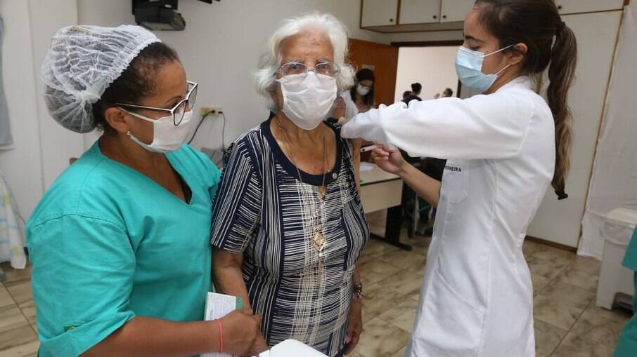 Após vacinar idosos em asilos, Campinas começa a vacinar idosos com mais de 90 anos.