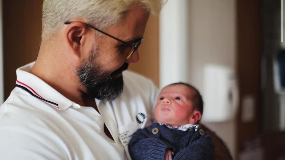 Juliano Cazarré com o filho Estevão