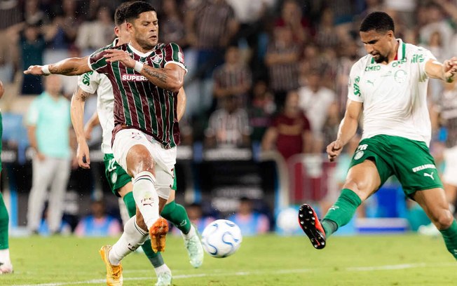 Zaga do Palmeiras praticamente não deu espaço para Hulk Zaga do Palmeiras praticamente não deu espaço para Hulk